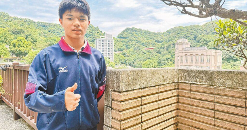 基隆市二信高中學生王實修雖然就讀國一時突然雙眼視網膜剝離，視力受極大影響，仍持續向學、積極參與公共事務，獲得今年總統教育獎。（圖／翻攝畫面）