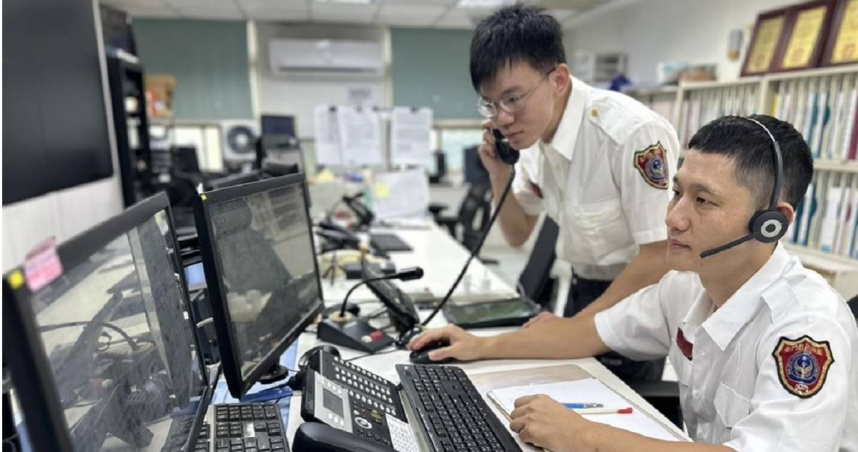 金門縣消防局日前深夜接獲一起情緒性報案，且疑似有自傷傾向。當值指揮中心派遣員徐書偉（右）、李昆峰（左）馬上辨識出其情緒狀態與風險程度，以冷靜穩定的語氣耐心對話，爭取寶貴的救援時間，成功挽回一線生機。（圖／翻攝畫面）
