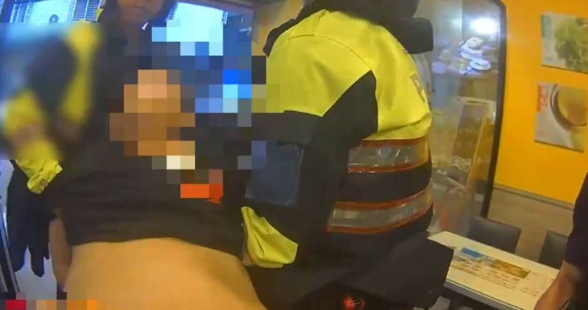 袁姓男子疑因罹癌心情不佳,持刀闖入板橋早餐店希望店員報警,被警方和店員壓制逮捕。(圖/翻攝畫面)