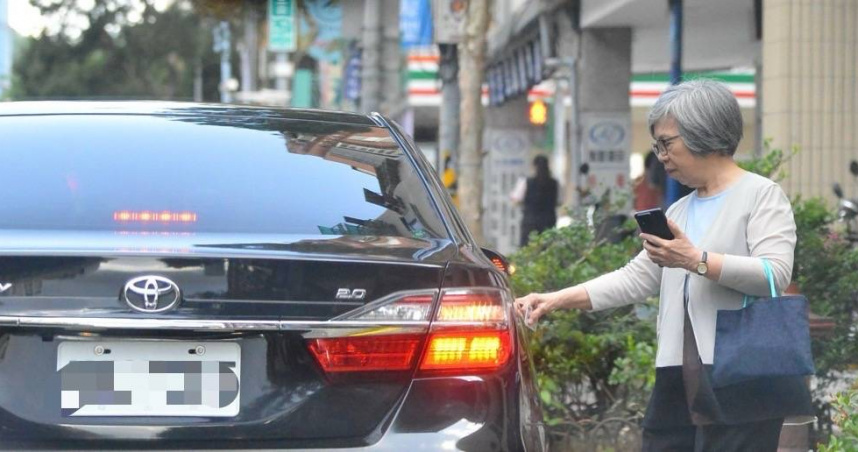 台北市議員張斯綱爆料，監察委員蘇麗瓊疑似搭乘公務車到牙醫診所看診。（圖／翻攝自張斯綱臉書）