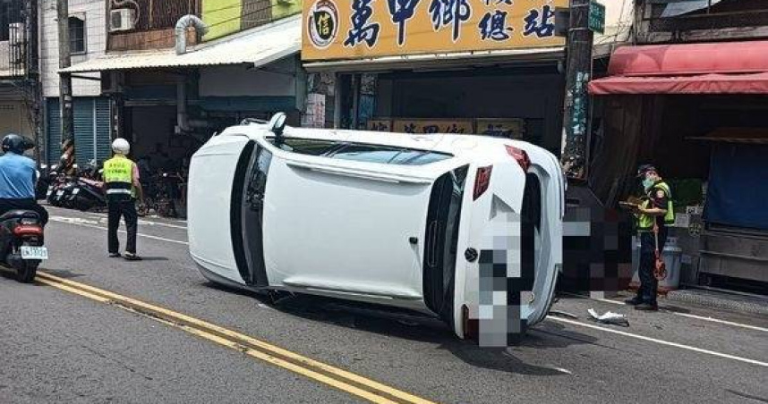 女子駕休旅車猛偏撞翻車。（ 圖／翻攝畫面）