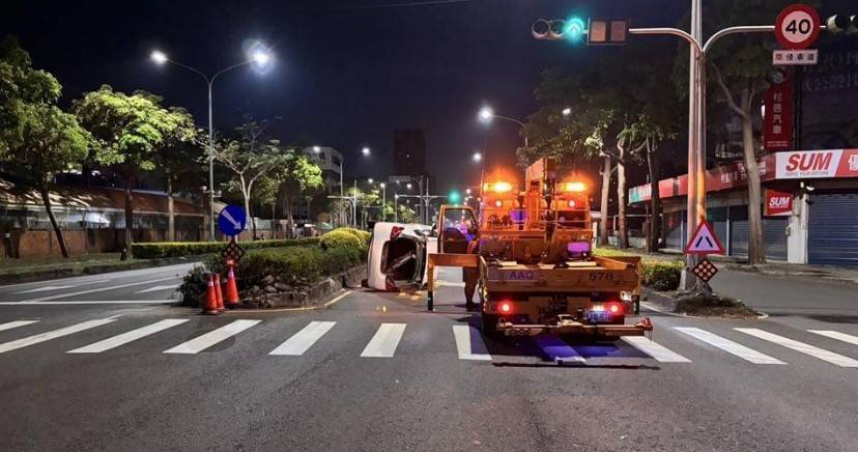 翁男駕車突擦撞路旁分隔島翻覆，造成他身受擦挫傷送醫，疑因精神不濟惹禍。 （圖／翻攝畫面）