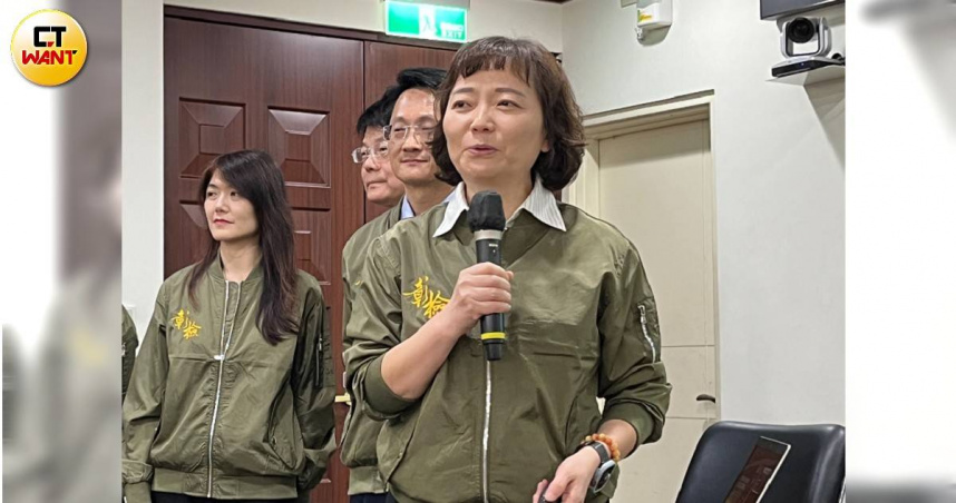 法務部檢察司研擬律師法修正草案獲行政院通過，圖中持麥克風為檢察司長張曉雯。（圖／項程鎮攝）