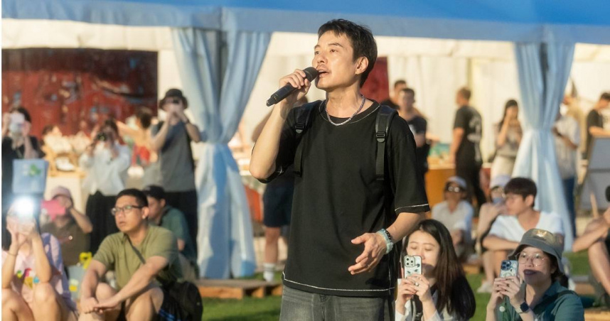 阿山除了自己的經典歌曲之外，還加碼演唱新歌〈晴空萬里〉。（圖／誠品生活、臺北流行音樂中心提供）