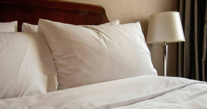 專家認為，不管是早上洗澡或是晚上洗澡，定期清洗床單才是最重要的。（示意圖／翻攝自unsplash）