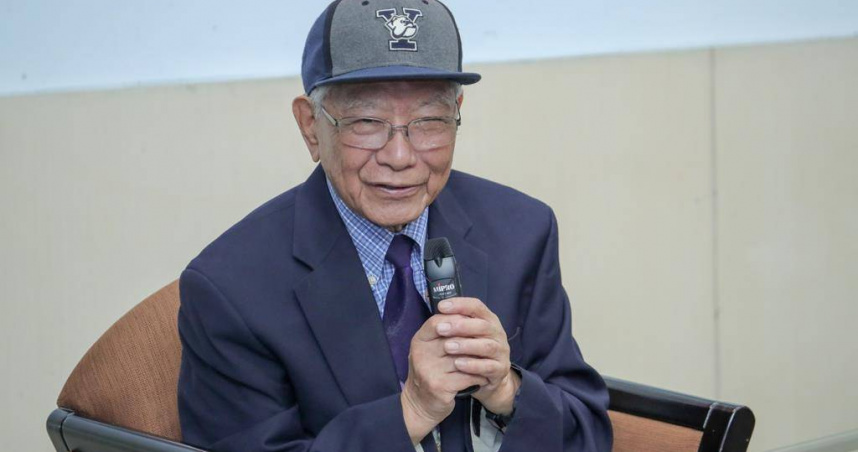 詩人鄭愁予13日於美國辭世，享壽91歲。（圖／台中市政府提供）