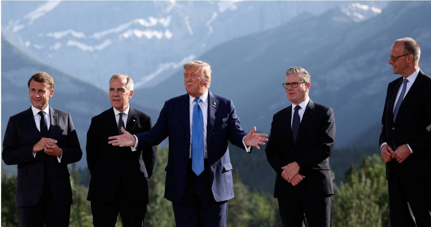 美國總統川普提早離開G7領袖峰會。圖由左至右為馬克宏、卡尼、川普、施凱爾、梅爾茨。（圖／達志／美聯社）