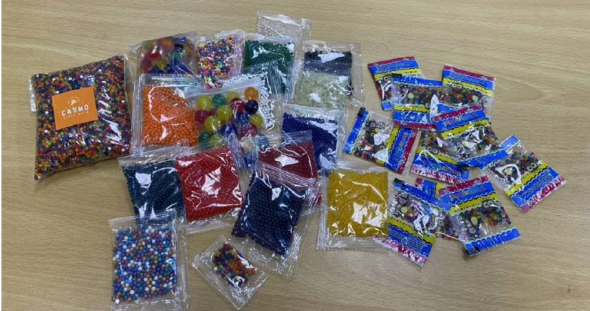 膨脹玩具「水晶寶寶」不時傳出幼兒誤吞食，導致發生腸阻塞或窒息的案例。（圖／新北市法制局提供）