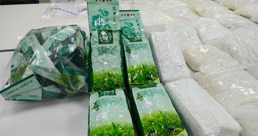 現場查出偽裝成「鐵觀音」茶葉袋的毒品愷他命，總重達150公斤，市值2.4億元。（圖／翻攝畫面）