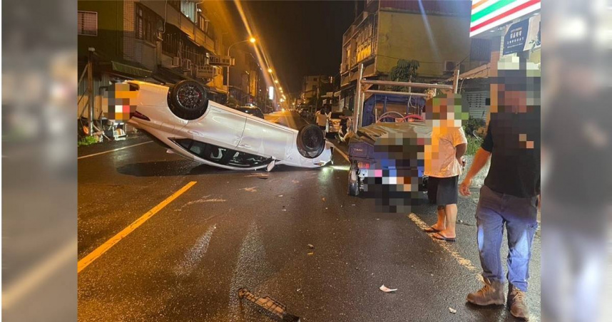 屏東男撞違停貨車小客車四腳朝天翻覆。（圖／翻攝畫面）