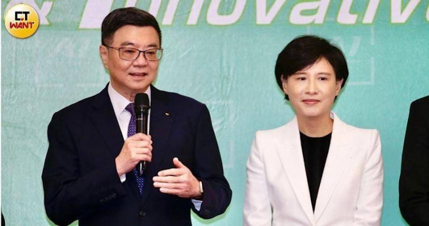 行政院副院長鄭麗君（右）指出，台美關稅談判進入關鍵階段，我方將全力維護國民利益，並力求雙邊貿易平衡。（資料照／黃耀徵攝）