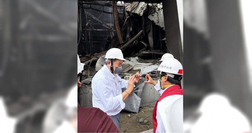 三元能源電池廠爆炸大火，董事長張安平(左)急返台坐鎮，第一時間在廠區了解原因，指示成立專案調查小組。（圖／台泥提供）