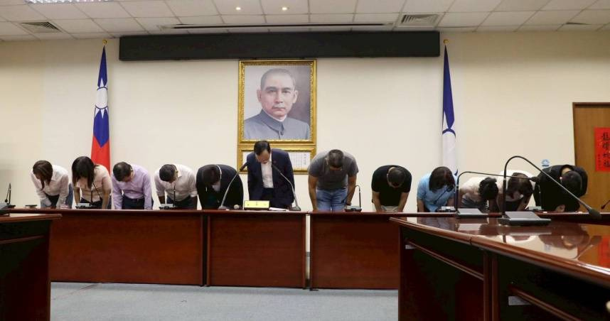 國民黨主席朱立倫率黨中央幹部、不分區立委，北市五藍委起立向全國民眾深深鞠躬，感謝選民力挺。（圖／國民黨提供）