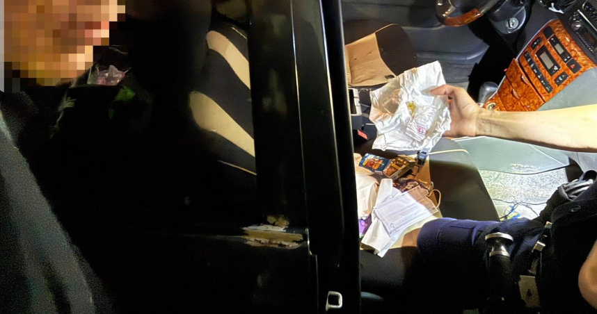 劉嫌違規停車遭攔查，竟妄想將毒品棄置遭警方當場抓包。（圖／翻攝畫面）
