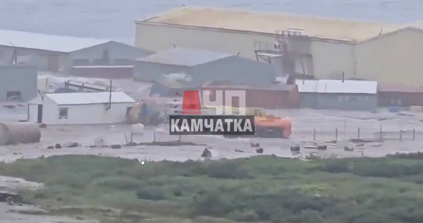 沿海建築物被海嘯吞噬後受損。（圖／翻攝自社群網站X）