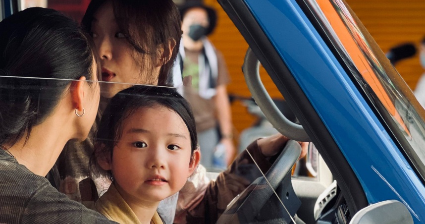 《左撇子女孩》描述蔡淑臻飾演的媽媽，帶領兩個女兒從鄉下搬到台北開始。（圖／光年映畫提供）