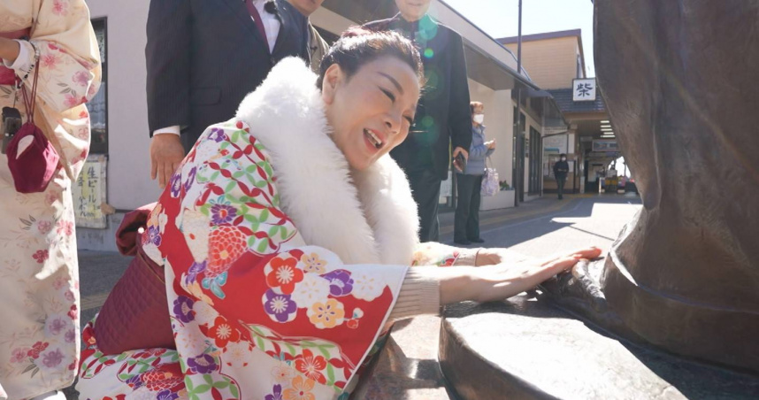 楊繡惠摸車寅次郎的雕像求財。（圖／公視台語台提供）