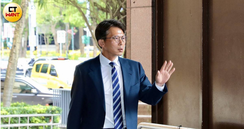 民眾黨主席黃國昌批評憲法法庭缺乏獨立性，已淪為執政者的御用工具。（圖／黃耀徵攝）