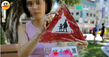 曉曉看到美勞作業以後，想起做勞作卻被老師施暴的情景，讓曉曉媽心疼不已。（圖／周志龍攝）