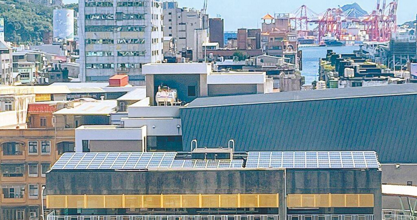 基隆市54校在屋頂設置太陽能光電板。（圖／中國時報張志康攝）
