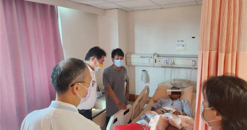 台南市政府體育局長陳良乾這兩天分別前往柳營、佳里、永康奇美醫院與成大醫院探視傷者並慰問家屬。（圖／南市府提供)