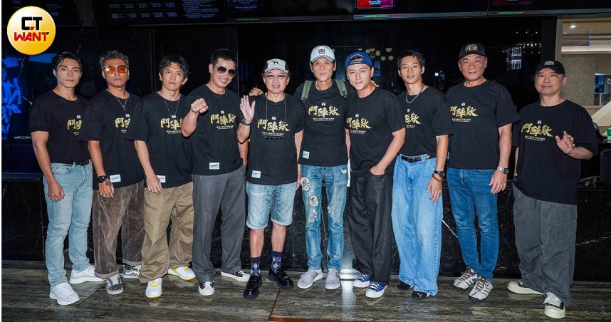 喜翔、孫鵬、伊正、鄭人碩、黃尚禾、唐振剛、黃冠智、潘俊佳、王自強在電影院迎接《角頭－鬥陣欸》上映首日。（圖／趙文彬攝）