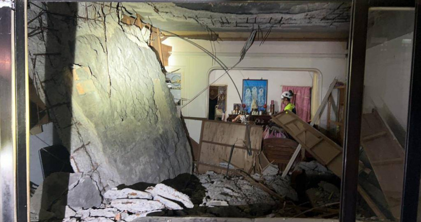 基隆市七堵區一處民宅3樓的天花板突然崩塌，住戶在區公所協助下，安置在基隆市區的飯店。（圖／讀者提供）