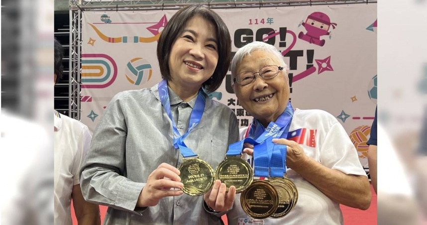 響應99國民體育日，屏東縣長周春米30日表揚28位體育英雄，當中榮獲卓越貢獻獎的高齡97歲的唐成瑤，不僅在今年世壯運一戰成名，日前還從新加坡世界游泳大師錦標賽勇奪5金。（圖／中時記者謝佳潾攝）