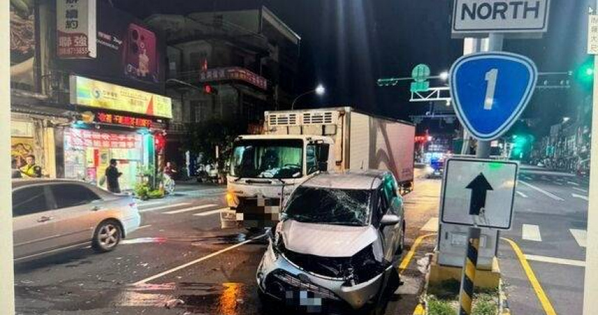 小客車左轉遭大貨車猛撞車頭全毀。（圖 ／翻攝畫面）