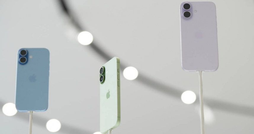 iPhone 17新增薰衣草紫（右起）、鼠尾草綠、霧藍等配色。（圖／達志／美聯社）