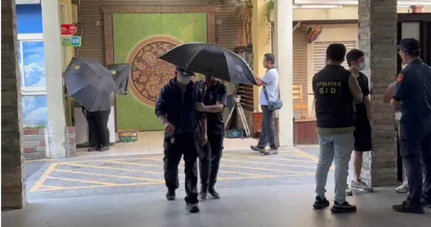 檢警今日下午於崇德殖儀館相驗，顏女家屬悲痛協助相驗事宜。（圖／民眾提供）