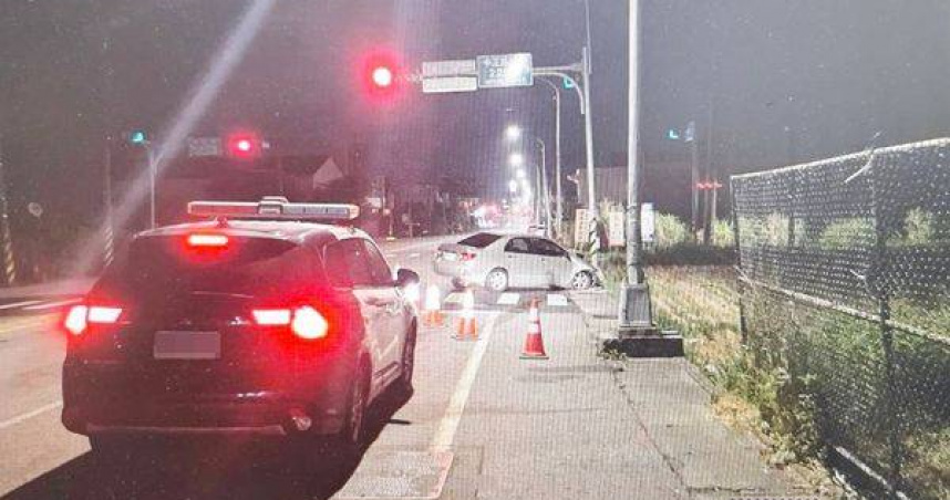 中壢男酒駕失控猛撞電桿，車頭全毀命大僅擦傷。（圖 ／翻攝畫面）