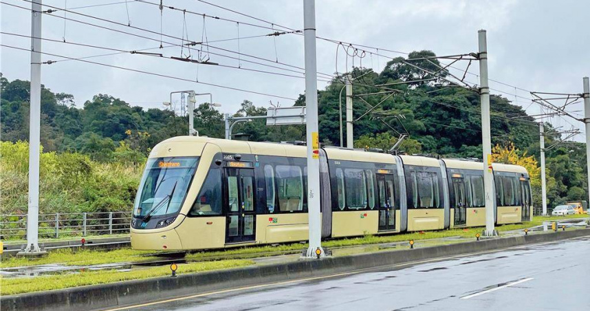 新店地區23日上午8時40分，瞬間風力達到8級，安坑輕軌系統依規定立即啟動列車降速程序，全線列車以時速30公里運行。（圖／新北捷運公司提供）