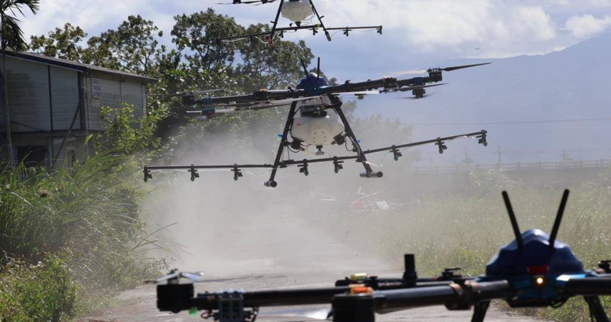 民間無人機結合化學兵調製的消毒藥劑，進行大範圍噴灑消毒。（圖／國防部提供）