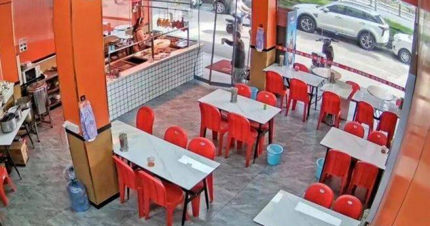 大陸廣東省廣州市1名2、30歲的男子日前到飯店取飲料時，因感激免費提供的「2號餐」，跪地向老闆娘致謝。（圖／翻攝自廣州日報）