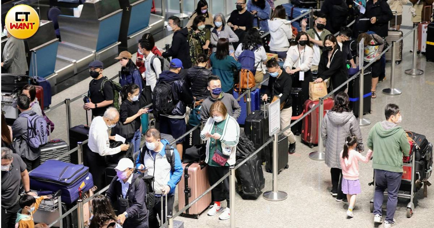 今清晨桃園機場已湧入大批要出國的民眾。（示意圖／方萬民攝）
