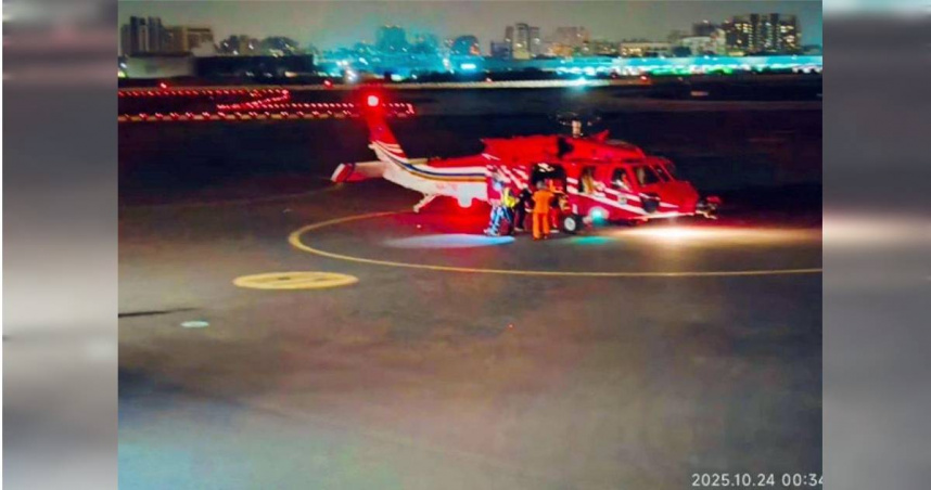空勤總隊直升機23日晚間代班跨夜執行望安病患後送，由高雄先飛至馬公接駁醫療人員上機，再至望安接送病患後送高雄機場，由救護車送高雄榮總就醫。（圖／空勤總隊提供）