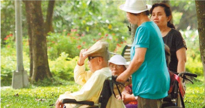 台北巿邁入「超高齡社會」，但也衍生出家庭暴力隱憂，2024年每天平均發生5件老人受虐案，近5年內通報案成長1.2倍，市府代墊的安置費至今仍有6000萬元未獲清償。（示意圖／本報資料照）