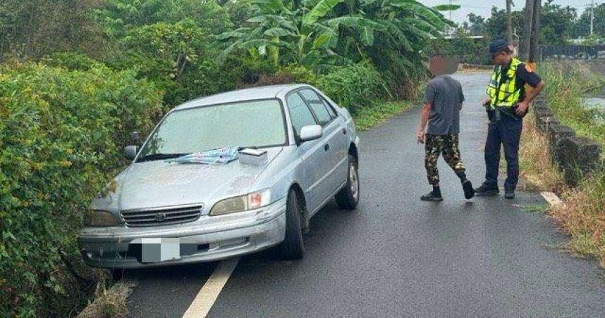 台南陳姓男子駕車行經屏東內埔鄉埤頭巷會車不慎，車輛滑落水溝，內埔警方協助聯繫拖吊車並交管助脫困。（圖／翻攝畫面）