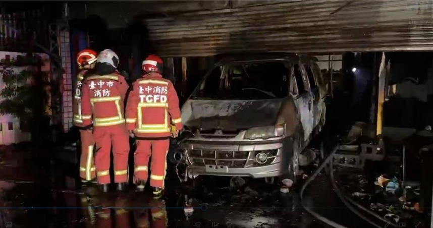 台中烏日某民宅3日凌晨遭縱火，許男還倒車堵住出口，2樓母女逃生不及，經救治後仍宣告不治。（圖／翻攝畫面）