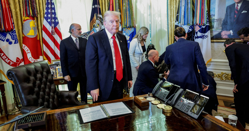 川普宣布「美國人買減肥藥再也不用破產」時，站在他身後的諾和諾德醫療主管芬德雷突然昏倒。（圖／路透社）