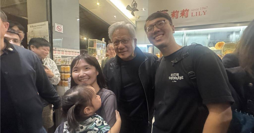 黃仁勳晚間到莉莉水果店外帶4款冰跟蕃茄拼盤、水果拼盤，還熱情與客人合影。（圖／中國時報曹婷婷攝）