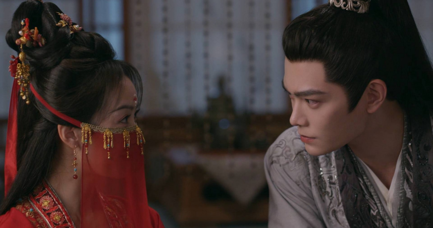 《山河枕》中宋茜、丁禹兮在相互查明真相之後被對方打動、日久生情。（圖／Disney+）