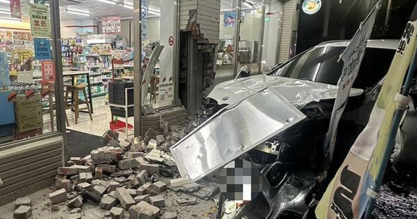 BMW休旅車衝進超商路人等紅燈遭撞飛10公尺。（圖 ／翻攝畫面）