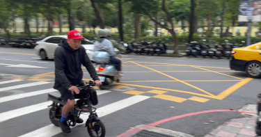 陳布朗日前被本刊讀者直擊騎著腳踏車出現在台北市國父紀念館附近。（圖／讀者提供）