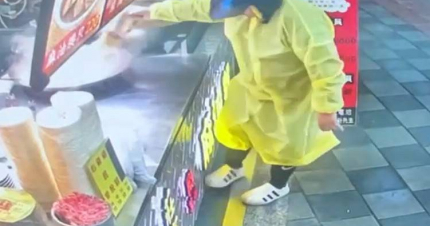 知名麻油雞連鎖店莊家班遭加料恐嚇，江男等3人到雙北10店家放砂糖和芥末後逃逸，並迅速被警方逮捕。（圖／翻攝畫面）