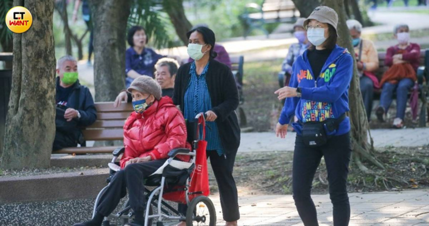 超高齡社會來襲，全台必須嚴肅面對長照議題。圖非當事人。（示意圖／黃耀徵攝）