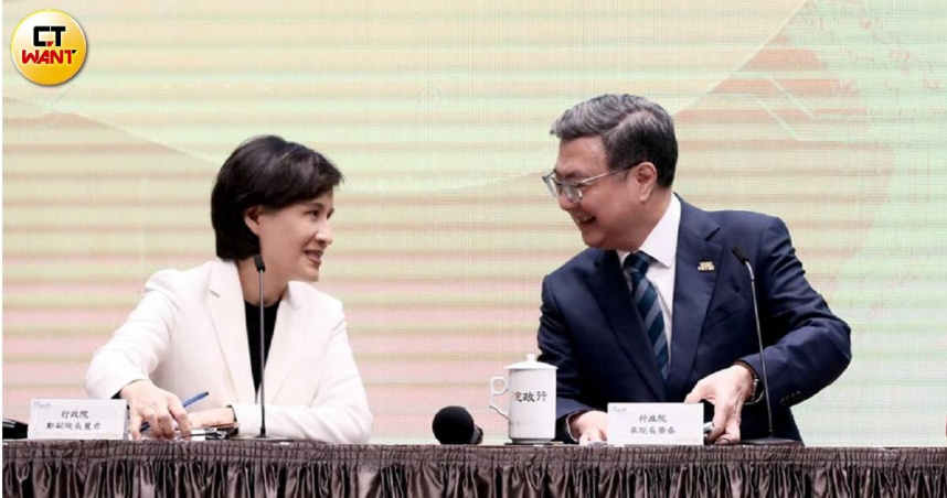 行政院副院長鄭麗君（左）率關稅代表團回台後，將在20日由閣揆卓榮泰（右）召開記者會報告詳情。（圖／侯世駿攝）