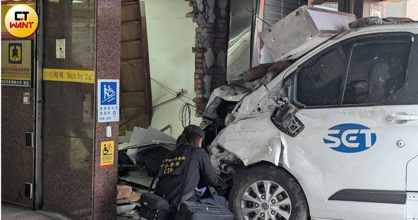 三立採訪車突失控衝入台北市中山區彰化銀行，釀成10人受傷事故。（圖／林冠吟攝）