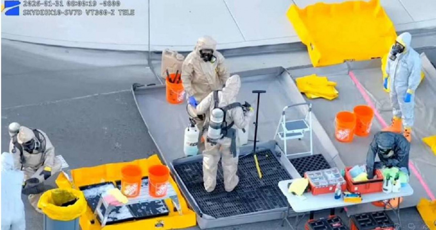 美國拉斯維加斯警方於1月31日在一處民宅查獲非法生物實驗室，現場發現大量裝有不明液體的化學容器。（圖／翻攝自X， @MarioNawfal）